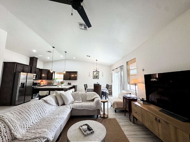 Foto del edificio - "Spacious 4-Bedroom, 2-Bathroom home in Prime Yuma!"