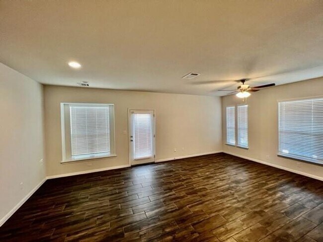 Foto del edificio - Beautiful Free standing Single Story Sorrento Condominium Home 3-2 with 2 car Garage / Pflugerville