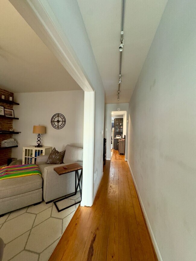 Foto del edificio - Charming 2-Bedroom Townhome with Fenced Ya...