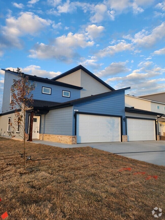 Building Photo - 1608 SW Casuarina Dr