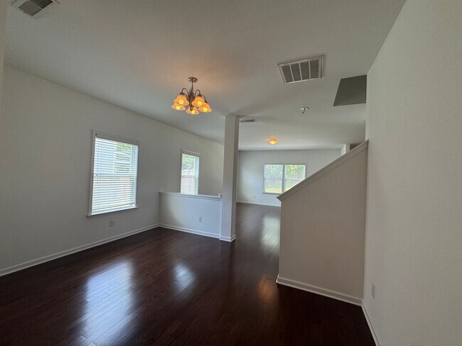 Building Photo - **Move-In Special of $500 off the first full months rent**