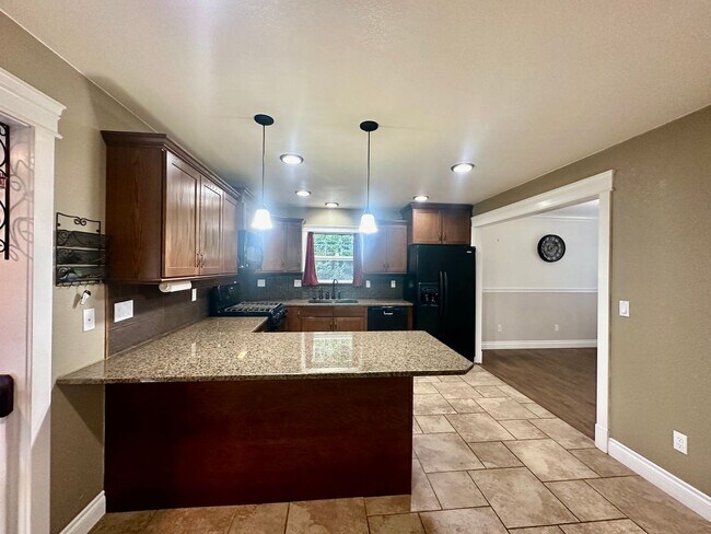 Building Photo - 3 Bdrm, 1.5 Bath Executive home with quest...