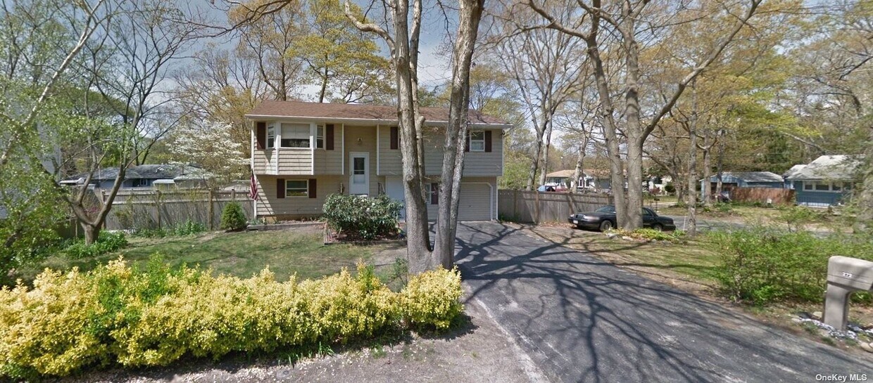 272 Lake Dr, East Patchogue, NY 11772 Room for Rent in East Patchogue