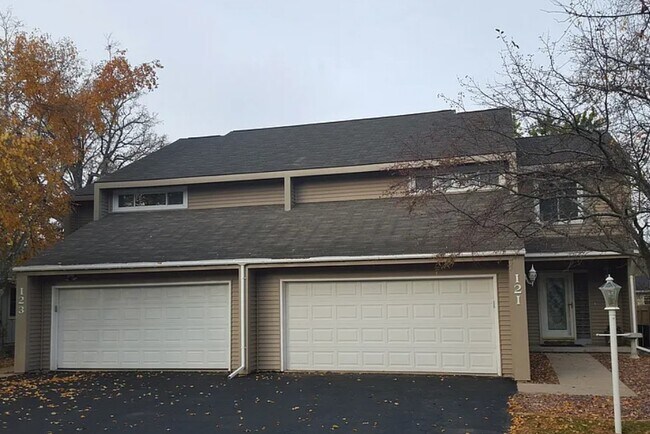 Foto del edificio - 121 Woodview Dr
