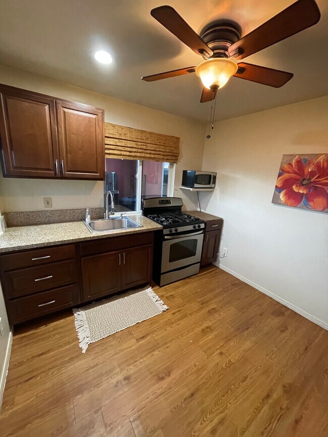 La cocina tiene todos los electrodomésticos de acero inoxidable. - 163 California Ave