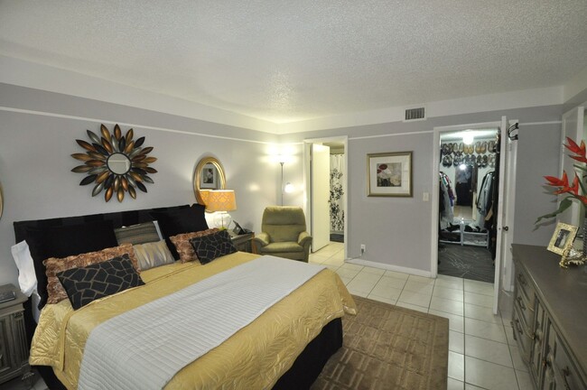 Foto del edificio - Move-In Special: One Month Free + Competit...