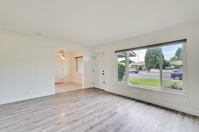 Foto del edificio - Rare 2 Bed 1 Bath Home with Huge Private Backyard