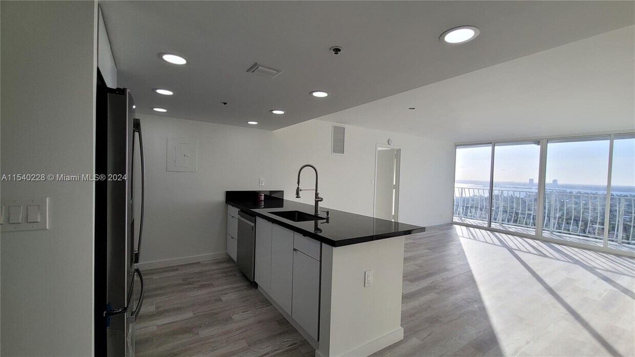 Foto principal - 7601 E Treasure Dr