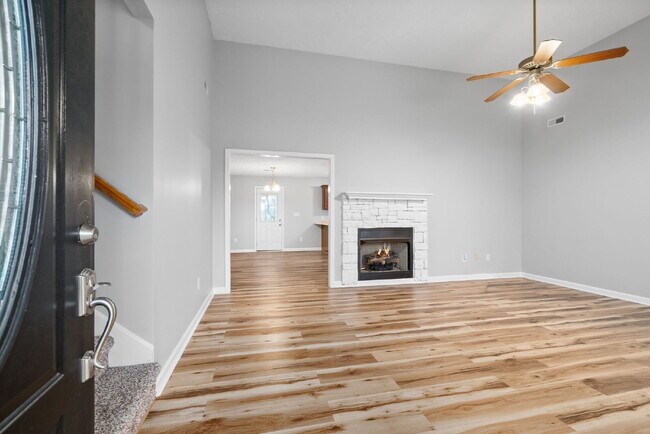 Foto del edificio - Spacious Home Conveniently Located Near I-24, Shopping, Restaurants, Movie Theater, AND More!