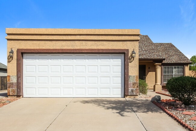 Building Photo - 1308 E Topeka Dr