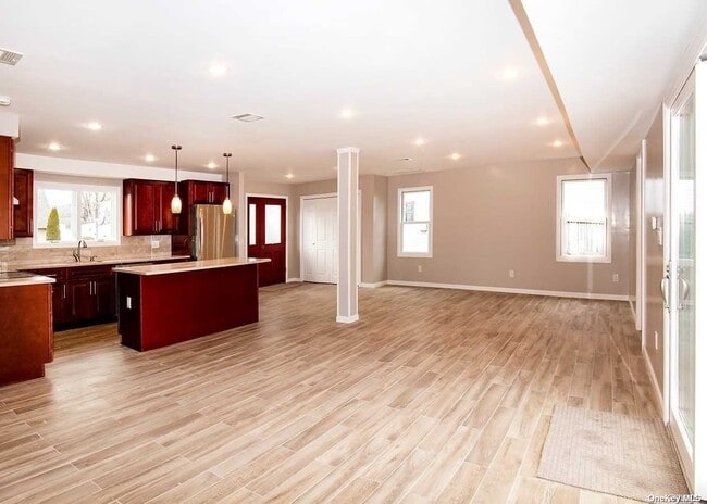 Building Photo - 19 Bond Ln