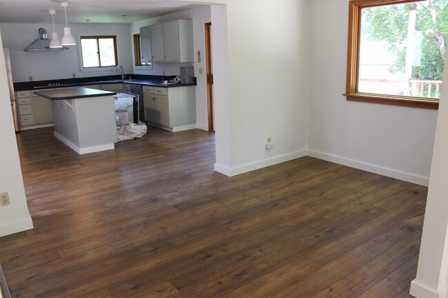 Building Photo - 636 NE Irving Ave