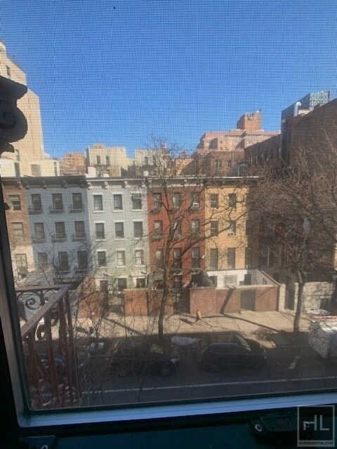 Foto del edificio - 330 EAST 65 STREET- GREAT VALUE