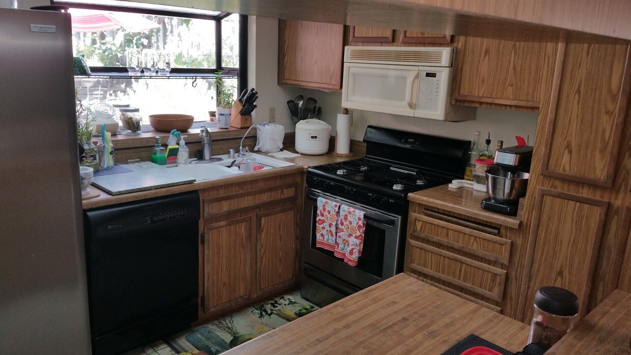 Primary Photo - 215 E Chestnut Ave