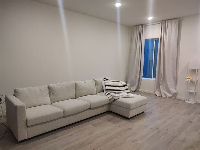 Building Photo - Modern Fully Furnished Three-Story Townhome Near the Truckee River