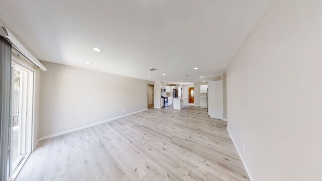 Foto del edificio - Renovated! 8BD/4BA with POOL!! (Lease Out ...