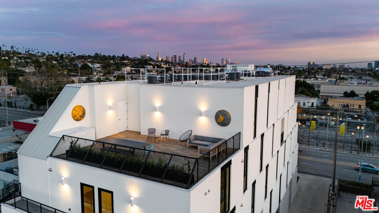 Foto principal - 4575 Santa Monica Blvd