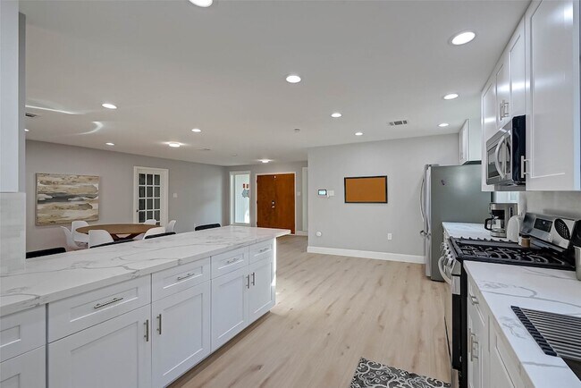 Building Photo - 5522 Caversham Dr