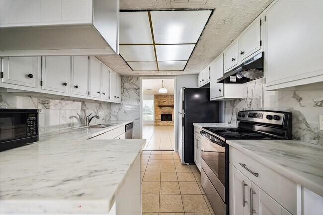 Foto del edificio - 6407 S Briar Bayou Dr