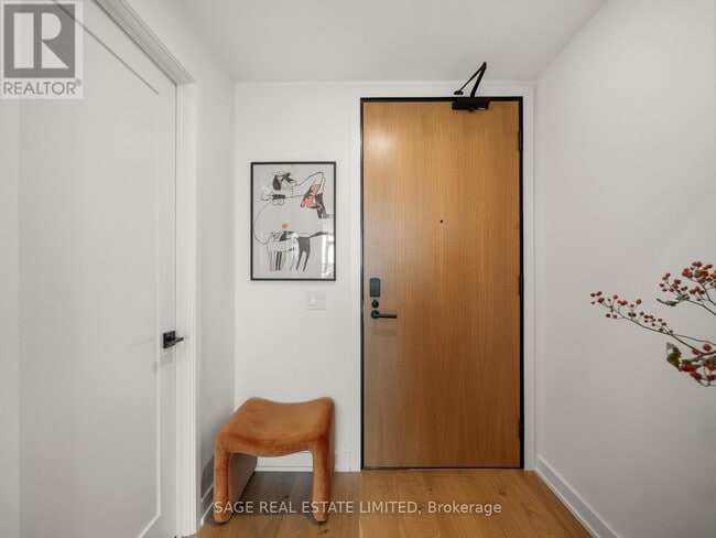 Building Photo - 899 College St