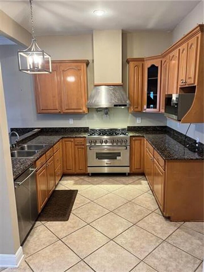 Foto del edificio - Beautiful and Spacious townhome in gated Clipper Estates. Three bedrooms, each with a private bat...