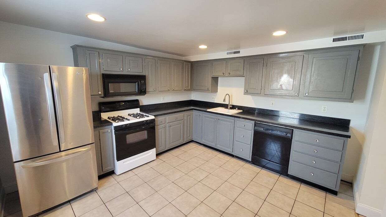 Large kitchen - 1401 Hull St