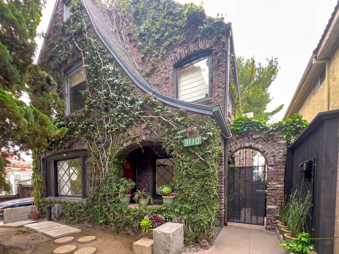 Foto principal - Stunning 2 BR Santa Monica Duplex with Views!