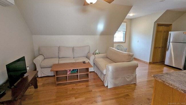 Foto del edificio - 34 Hog Hill Rd