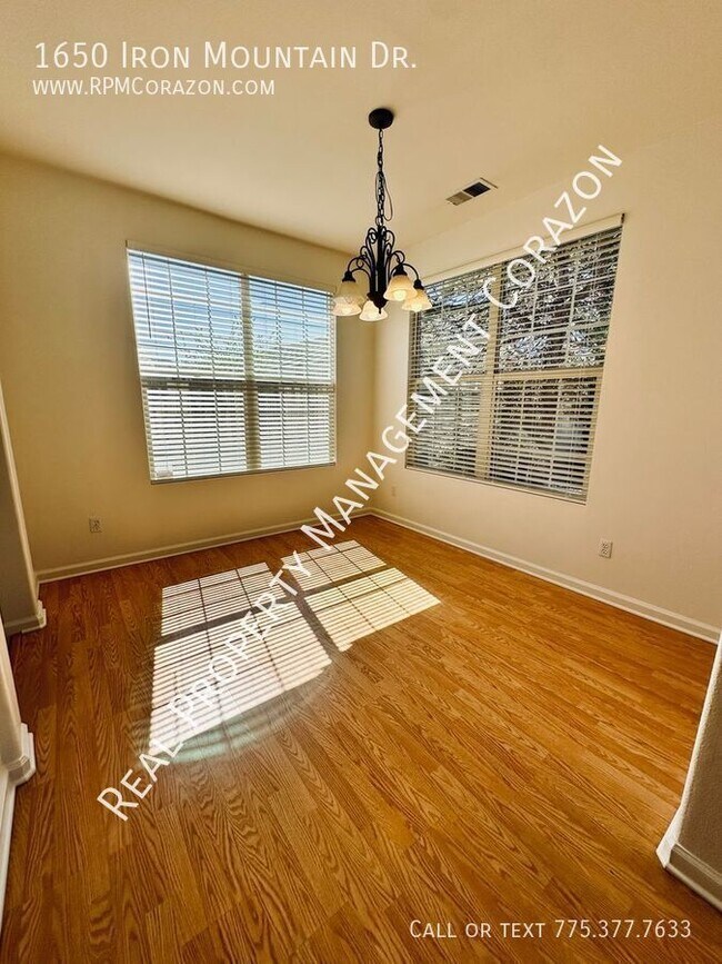 Building Photo - 3 bed 2 bath 2 car garage in gated south R...