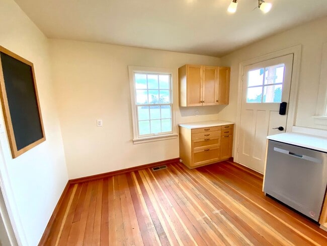 Building Photo - 3 Bedroom Home on a Working Livestock Farm