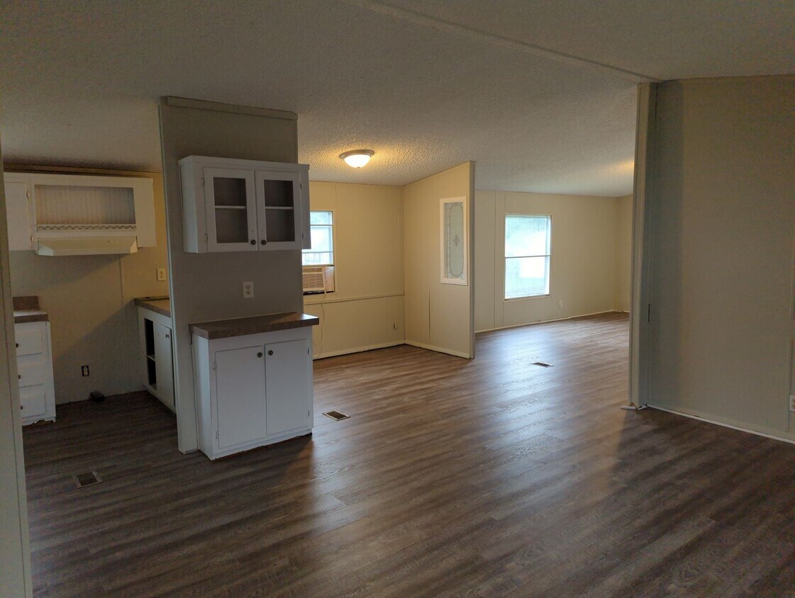Building Photo - Large 3 Bedroom in Rossville