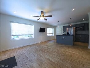 Building Photo - 1915 Llewellyn Dr