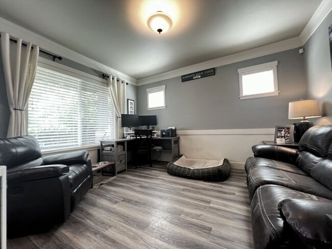 Building Photo - 4 Bedroom Home Bordering Covington and Kent