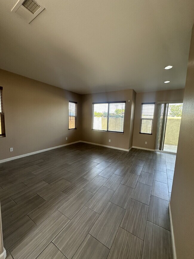 Foto del edificio - $3,750- 3 Bed / 3 Bath Home in National City
