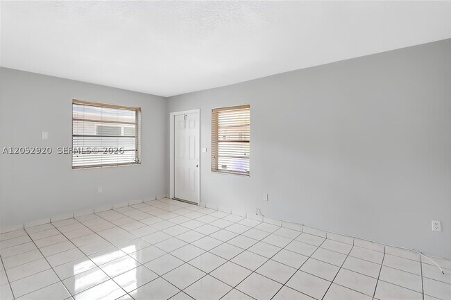 Foto del edificio - 2476 SW 17th St