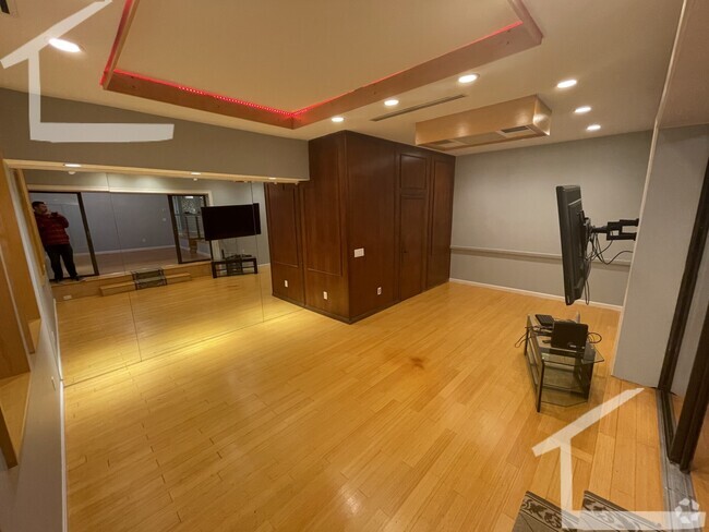 Building Photo - 57 Broadlawn Park