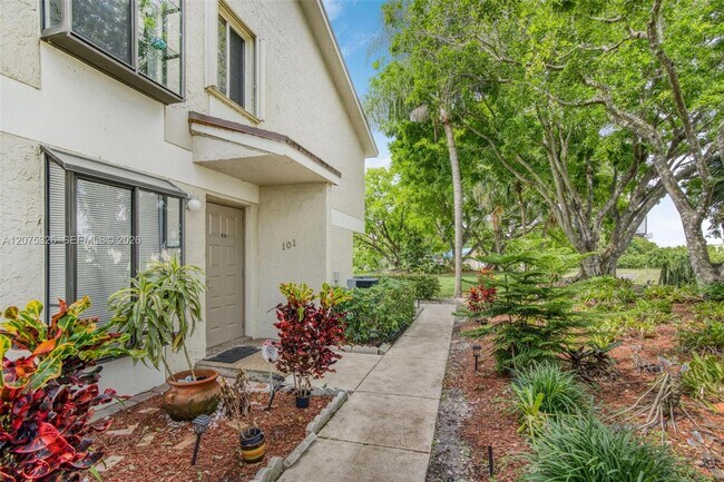 Foto del edificio - 709 Gardens Dr