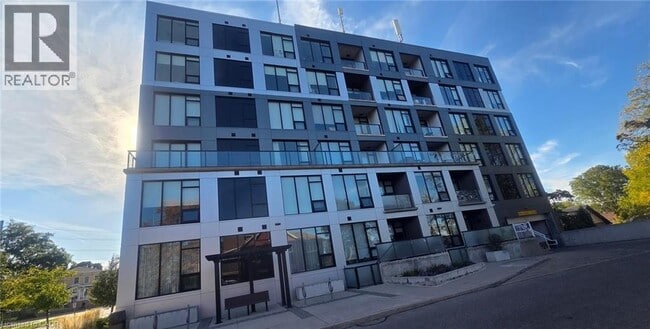 Photo du bâtiment - 690 King St W