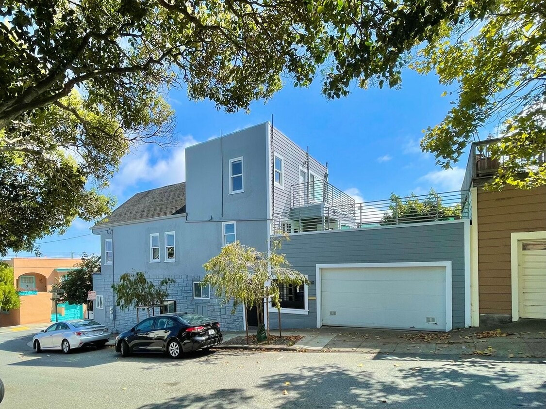 Foto principal - 4BR/2BA, 2 Level Bernal Heights Apt. w/Pri...