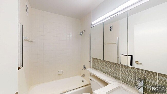 Building Photo - 400 E 71st St