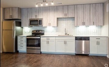 Building Photo - 3300 Oak Creek Dr