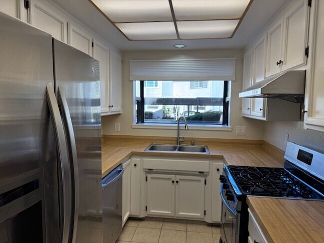 Building Photo - 2 BR 1.5 BA townhome in Walnut Creek-move-in ready!
