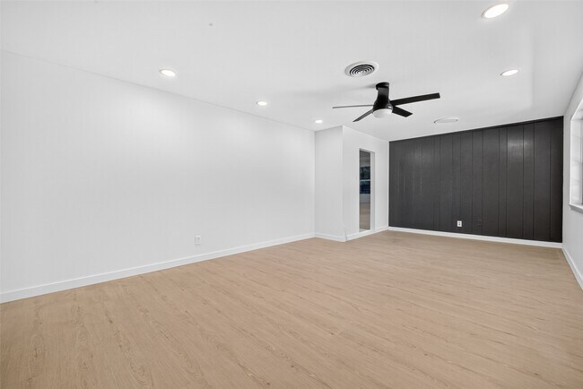 Foto del edificio - 6131 Birdwood Rd