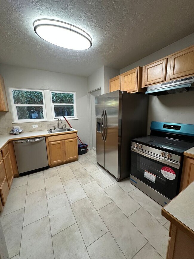 Foto del edificio - Renovated 3 bedroom with 2 large bonus rooms