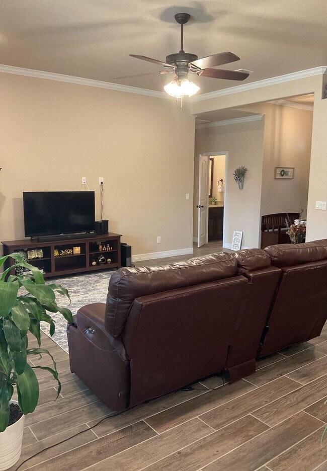 Foto del edificio - AVAILABLE NOW!