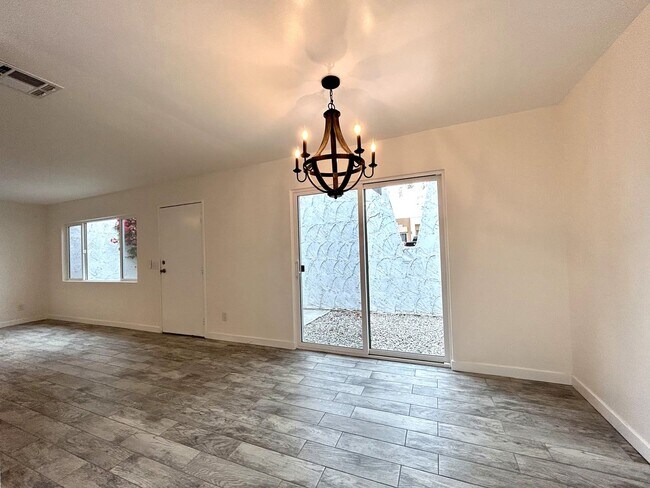 Foto del edificio - AVAILABLE NOW!! NEWLY REMODELED 2 Bedroom 2 Bathroom Apartment in Palm Springs!