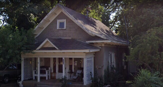 Building Photo - 127 N Avenue D