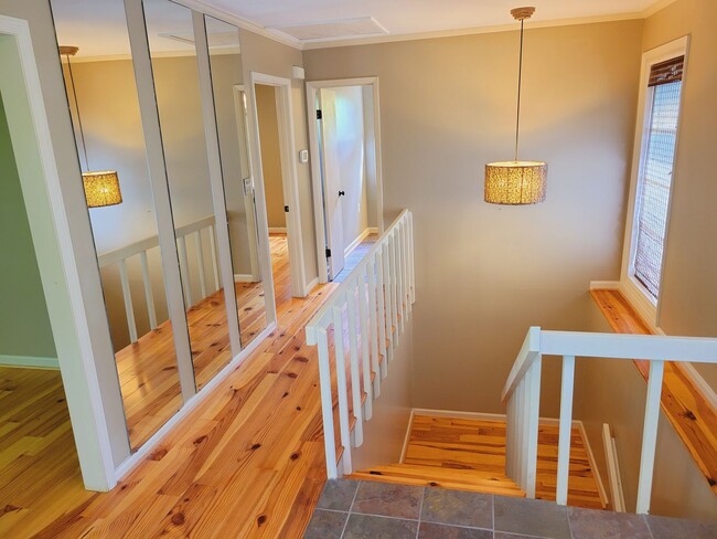 Foto del edificio - 984 Shades Crest Rd