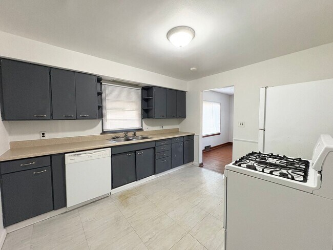 Foto del edificio - Attached Garage 3 Bed 2 Bath