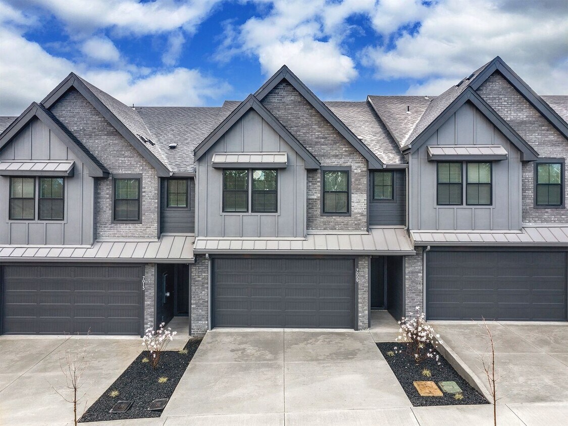 Photo - Luxury Townhome for Lease at the Courtyards at Hidden Crest - 7017 NE 132nd Way
